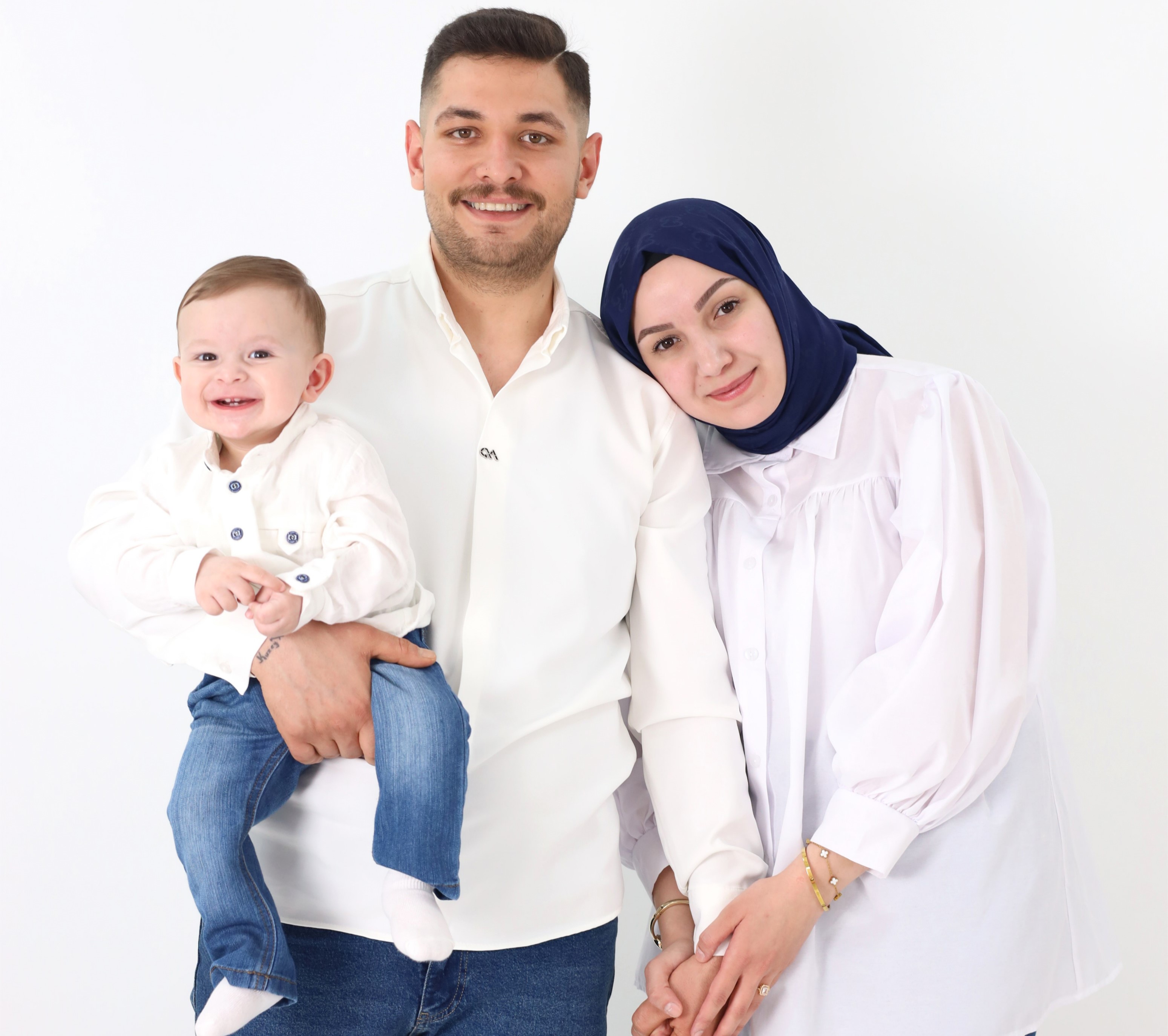 Stüdyo aile portresi — anne, baba ve bebek